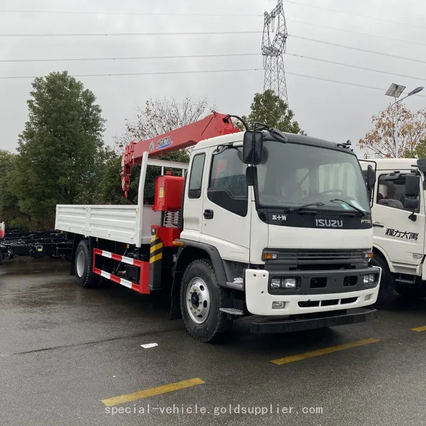 Isuzu Transport Vehicle Carrying a 5-ton Crane photo-4