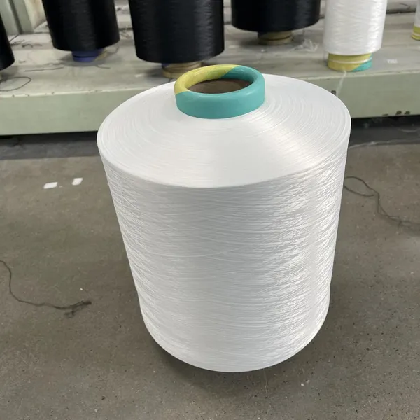 Полиэстерный прядь 150 ден (16,7 текс) белый