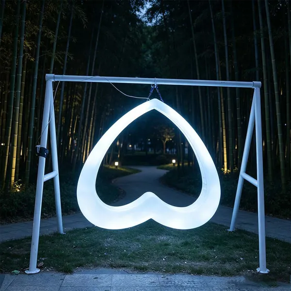 Светящийся LED серповидный сердцеобразный пластиковый подвесной кресло-качалка современного дизайна для открытых площадей, отелей, дворов, садов и туристических достопримечательностей