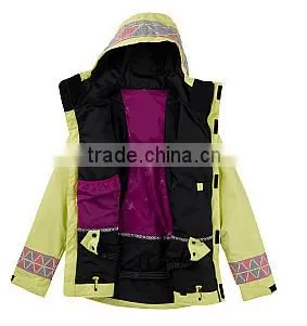 Woman Wear Adventure Wearing Snow Ski Jackets photo-3