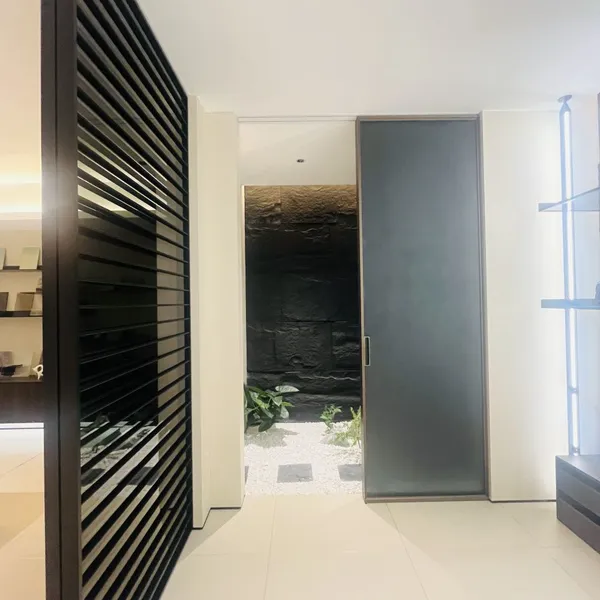 Modern Luxury Glass Cloakroom Walk in Wardrobe Closet Design photo-2