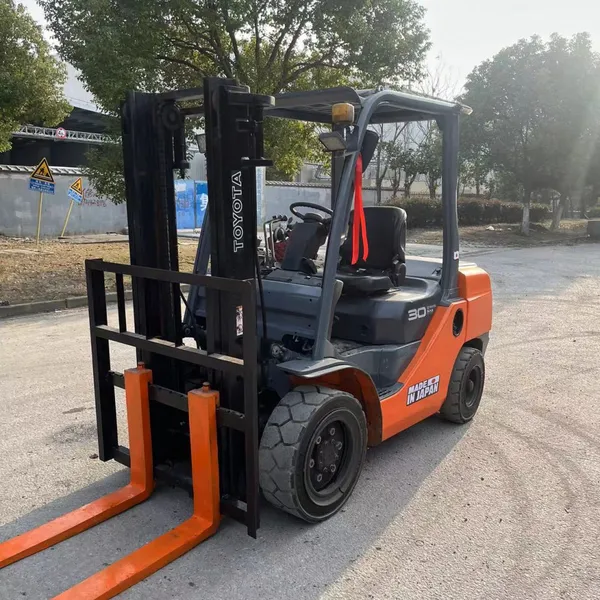 Original ImportedSold Second-hand 3-ton Toyota Forklift With a Three Section Gantry Raised by 4.5 Meters, Imported Forklift TCM 3-ton Three Section Gantry Lifting 4.5 Meters Forklift for Sale at a Low Price photo-3