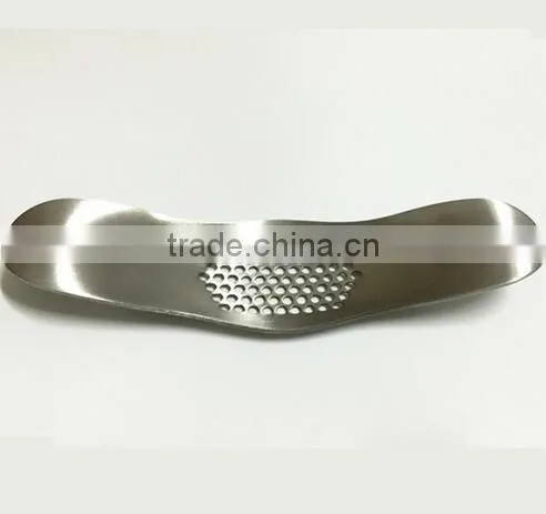 Cy282 Curved Garlic Stainless Steel 304/430 Multi-functional Manual Garlic Creative Twist Garlic Kitchen Worn Garlic photo-5