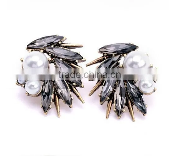 Fashion Wholesale Lady Irregular Imitation Pearl Diamond Stud Earrings photo-2
