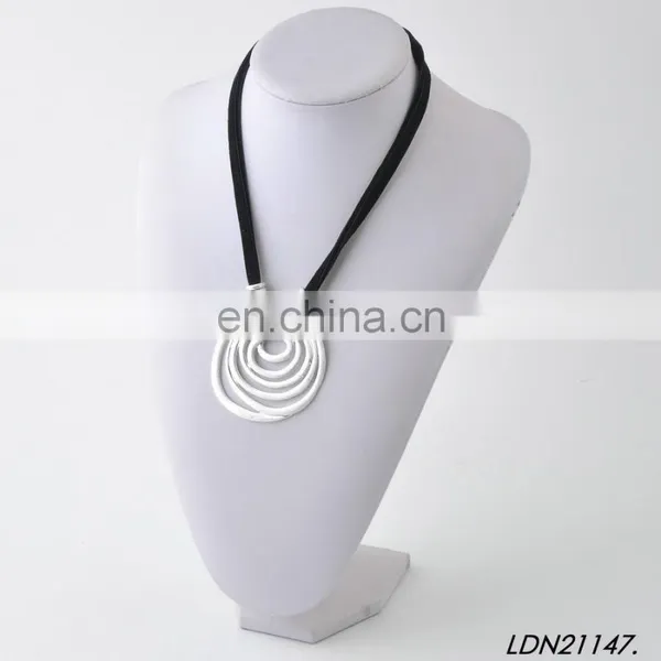 Fashion New Design Suede Layered Circle Pendant Wron Siver and Gold Necklaces photo-2