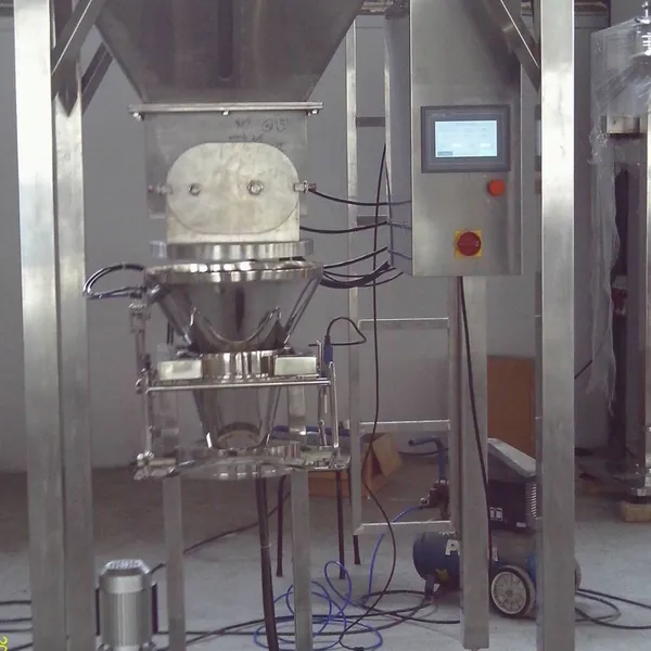 Small-scale powder particle quantitative packaging machine