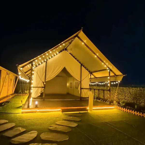 наружные мероприятия, гостевой дом, отель Jupiter Hotel, палатка, палатка для дикой кампанги, тент, гостевой дом с золотым яхтным парусом