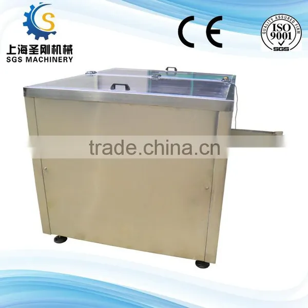 Plastic bottle unscrambler with automatic elevating device