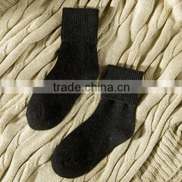 Zm33450a Cheap Wholesale Korean Style Retro Pure Color Winter Socks for Women photo-6