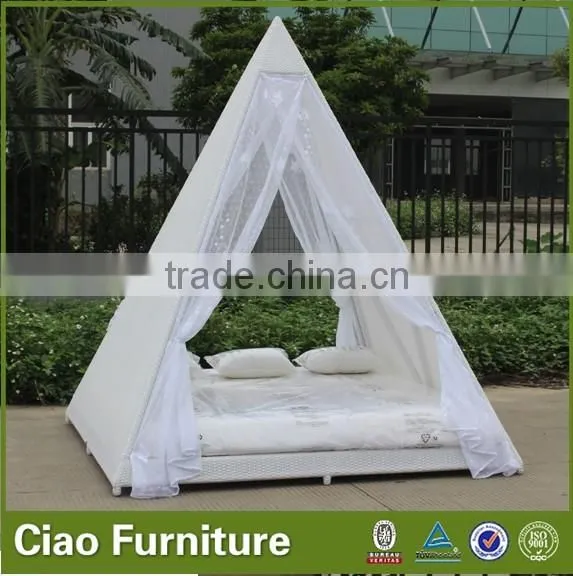 Outdoor Arabian Style Sun Bed Rattan Daybed With Gauze Shade photo-4