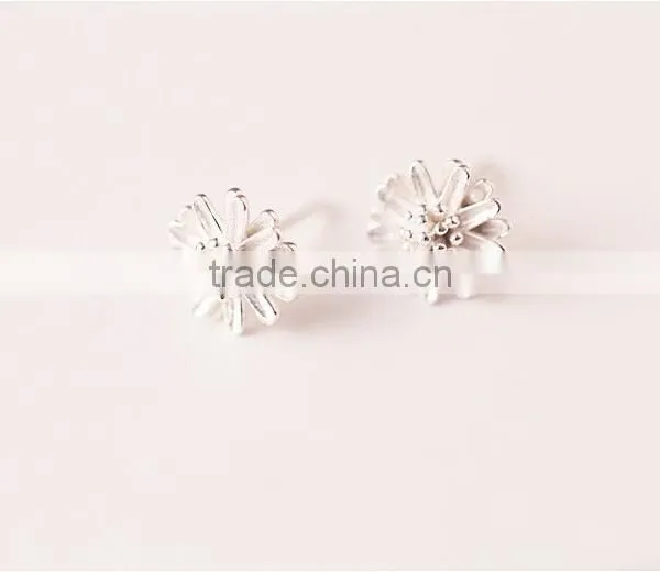Gold and Silver Sterling Silver Tiny Daisy Stud Earring Jewlery for Bridesmaid Gifts photo-2