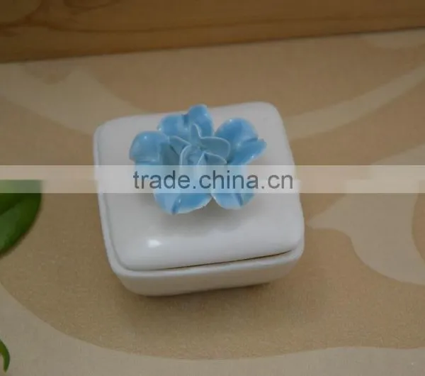 Wholesale White Ceramic Trinket Box With Flower Shape Design photo-2