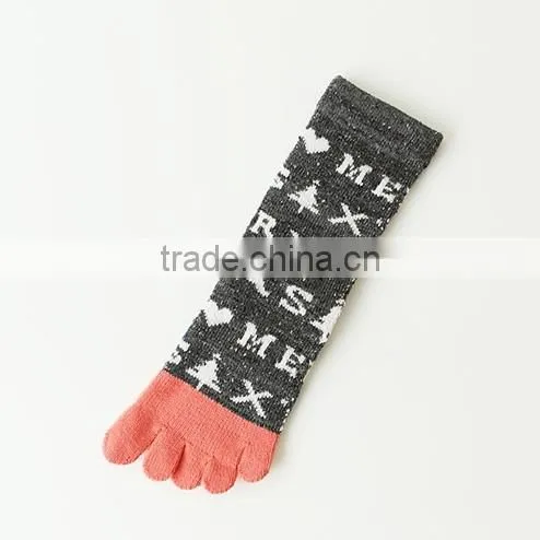 Bulk Wholesale Hot Sale Winter Fashion Thick Wool Yoga Injinji Custom Design Christmas Woman Cashmere Warm Toe Sock photo-2