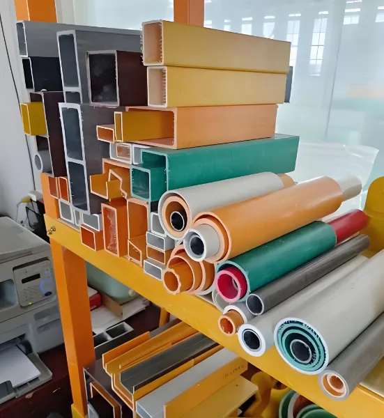 Profilés pultrudés en fibre de verre, densité 1.9 g/cm³, anticorrosion pour passerelles de plateformes industrielles.