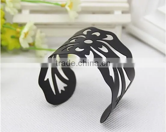 2015 Jewelry Gunmetal Hollow Flower Cuff Bangle for Girls photo-4