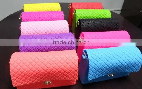 Round Shaped Button and Metal Chain Silicone Bag