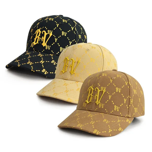 Trendige Baseballcap mit goldgesticktem Logo für einen stylischen Look