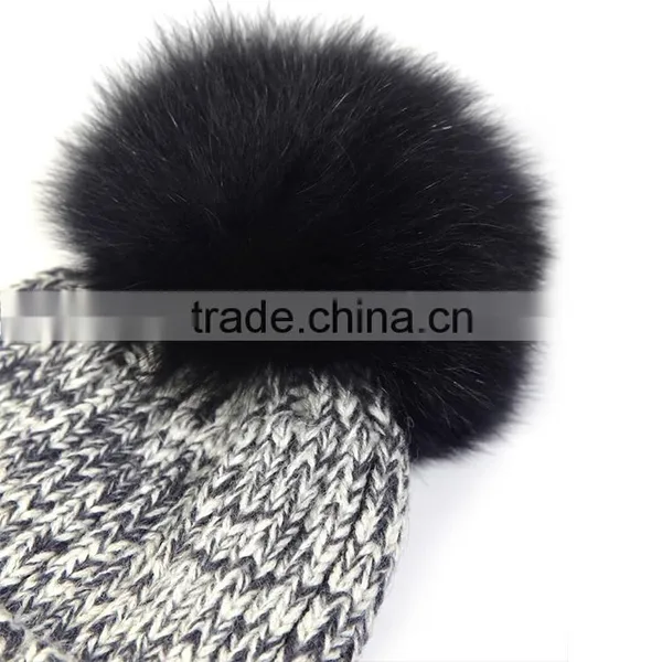 Top Sale Women Pom Label Woven Cotton Ball Acrylic Knitted Cap photo-3