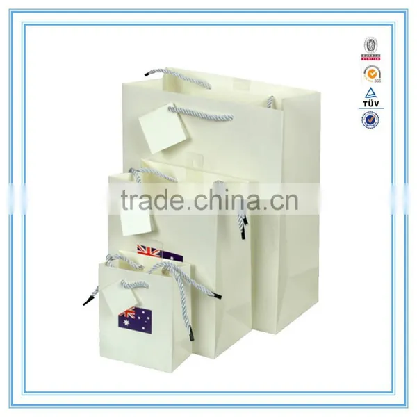 China Custom White Cardboard Paper Bag Shopping Paper Bag Paper Gift Bag With Handles photo-4