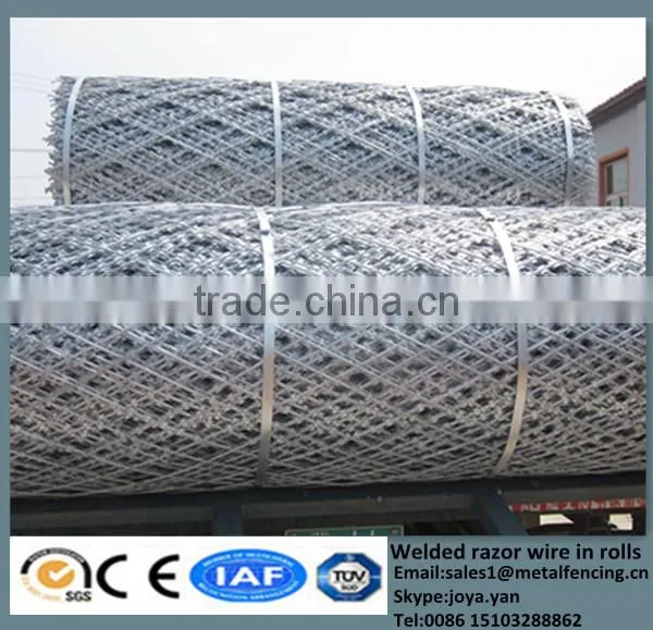 China Metal Enclosure Grills High Security Square Hole Razor Mesh Panels Road Field Fence Wire Dividers With Sharp Razor photo-4