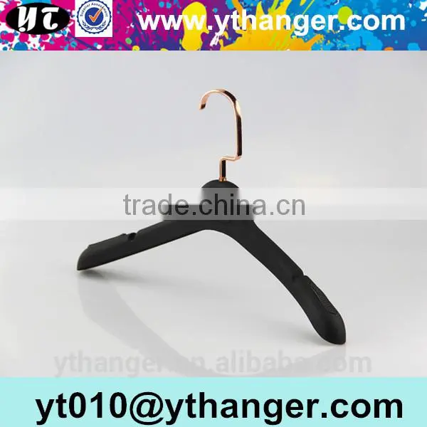 YY0538 Black Antislip Rubber Coated Plastic Hanger Rubber Coat Hanger With Metal Hook photo-4