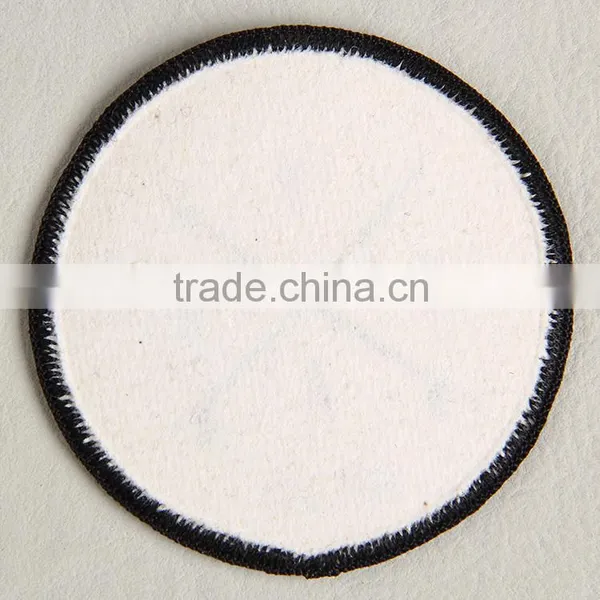 China Label Factory Custom Black Overlocked Label Badge for Acrylic Handbag photo-2