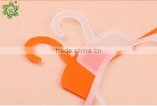 Yiwu Wholesale Body Shape Dispaly Plastic Clothes and Pants Hangers for Kids photo-3