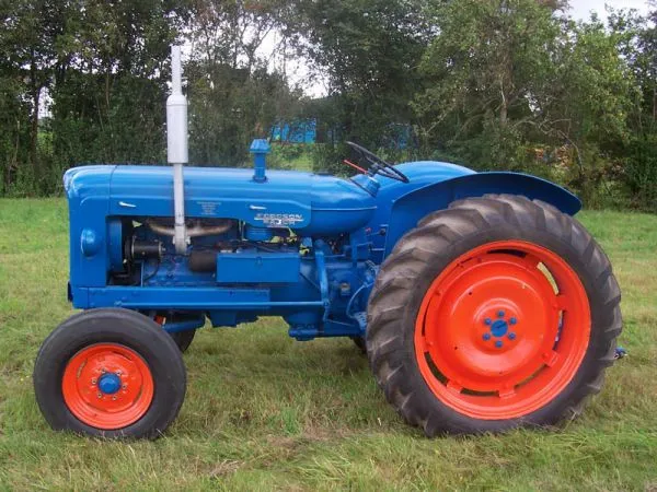 140hp 90hp 48KW Tractor Farm Equipment Four Wheel Cabin And Air Condition