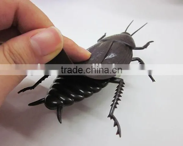 Kid Jumbo Plastic Cockroach Trick Toy photo-4