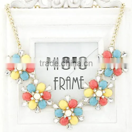 Shining Latest Popular Elegant Bright Crystal and Resin Alloy Flower Charm& Statement Necklace in Stock photo-4