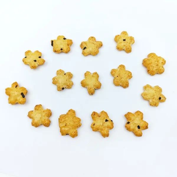 Charming Sakura Cherry Blossom Shape Japanese Style Rice Crackers Soy Sauce Flavor for Wholesale Distributors photo-2