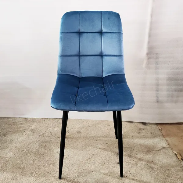 Vente en gros de chaises de salle à manger en velours corail avec logo personnalisé, à pieds en fer enduit de poudre noire moderne et accents en PU pour la maison et les restaurants