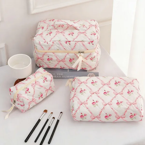 Wholesale Quilted Floral Cosmetic Bag Set Portable Cotton Makeup Bags Zipper Closure Fashionable Hanging Travel Storage Bag photo-3