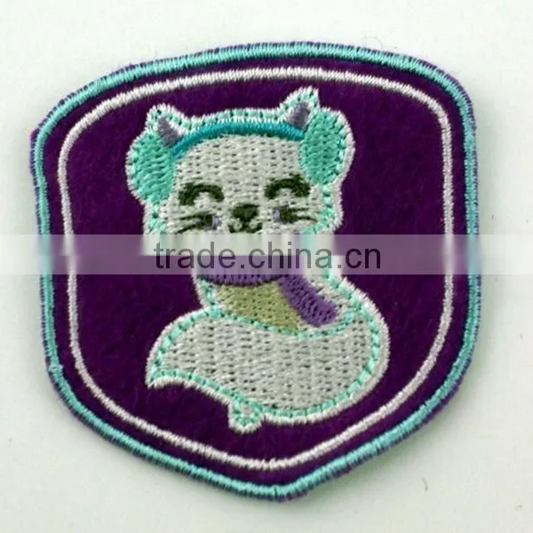 2014 Fashion Customized Embroidery Patch on Fabric/Customized Logo Embroidery Patch
