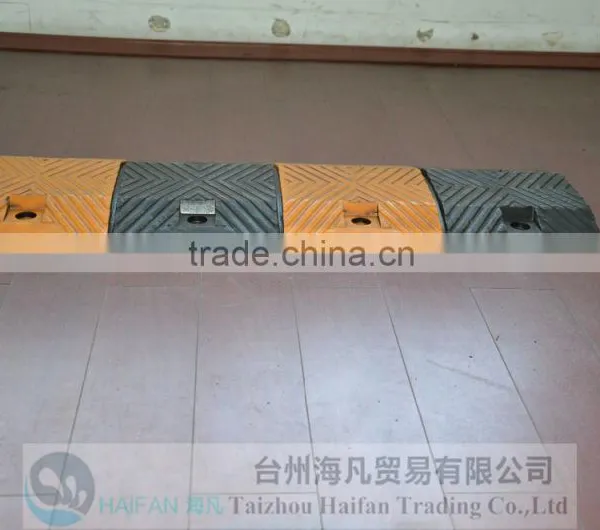 1000*350*45mm Traffic Road Reflective Rubber Speed Hump/ Black and Yellow Traffic Road Reflective Rubber Speed Hump for Crossing photo-2