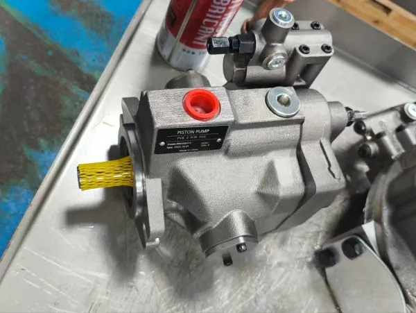 New Piston Pump PV62R1EF02 PV202R1EC02 PV152R5EC00 PV152L1EL02 Series Hydraulic Pumps PV152R5EC00 PV102R1EC02 PV62R1EC02 photo-2
