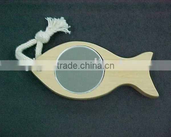 China Supplier Wooden Item Fish Shaped Small Makeup Hand Wooden Mirrors
