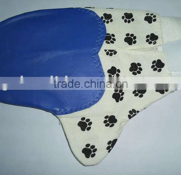 Pet grooming glove