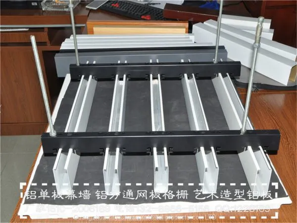 Wood Grain Aluminum Tube, Imitation Wood Metal Aluminum Pipe Instead of Wood Decoration photo-4