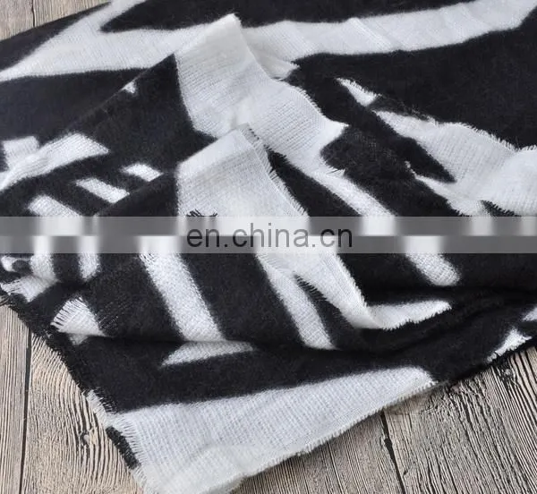 Wholesale Fall Scarf Winter Warm Scarf Cheap Black And White Shawl in Stock photo-3