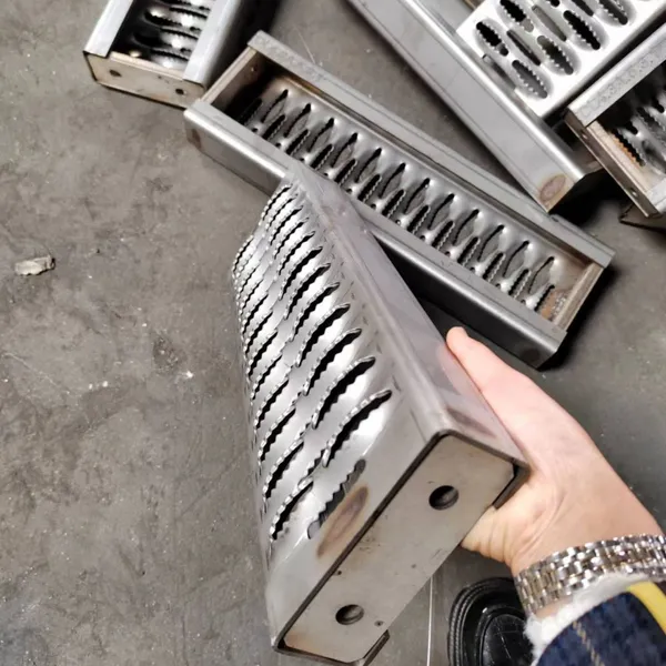 Galvanized Stainless Steel Corrosion-resistant Alligator Mouth and Fish Eye Round Hole Anti-slip Plate Perforating and Cutting Operation Platform photo-2