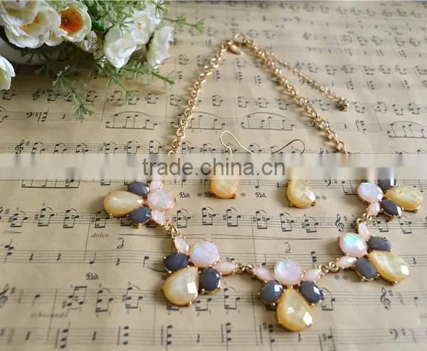 New Fashion Style Flower Necklace Earring Jewelry Set Resin Pendant Necklace Set photo-3