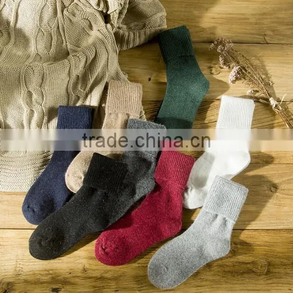 Zm33450a Cheap Wholesale Korean Style Retro Pure Color Winter Socks for Women photo-2
