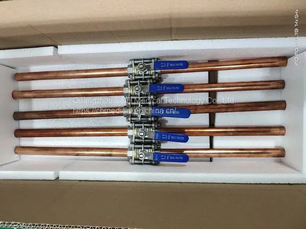 Область оборудования системы центрального снабжения медицинскими газами в больнице. Клапаны медцинских газовых медных трубопроводов. Службный блок с блоком сигнализации о наличии медицинских газов