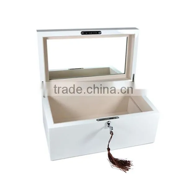 China Mirrored Lacquer Wooden Jewelry Box With Key Lock photo-2