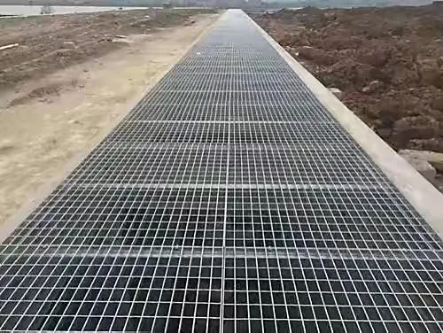 Hot Dipped Galvanized Steel Grating / Serrated Steel Bar Grating for Platform Building Material Galvanized Steel Drainage Grating Trench Cover photo-3