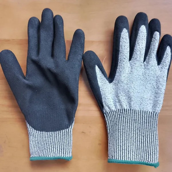 Hppe and Glassfibre 13 Gauge Knitted Sandy Latex Palm Coated Anti-cut Level 5 Safety Work Gloves for Workers
