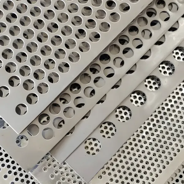 Treillis perforé en acier au carbone en bobine, trou de 5 mm, épaisseur 2.0 mm, largeur 1.2 m, longueur 60 m, surface ouverte 40%