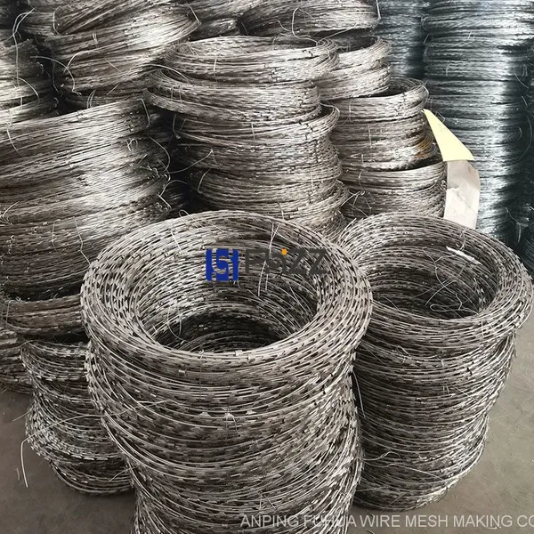 Full Stainless Steel 304 Diameter 450mm Concertina Medium Barbed Tape BTO-22 Razor Wire