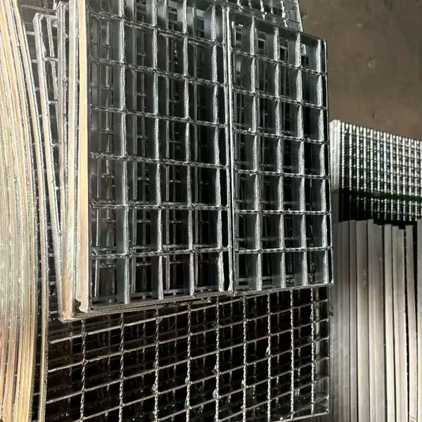 Geschweißtes Stahlgitter nach ASTM A36 mit 30 mm Maschenweite für Entwässerungsabdeckungen